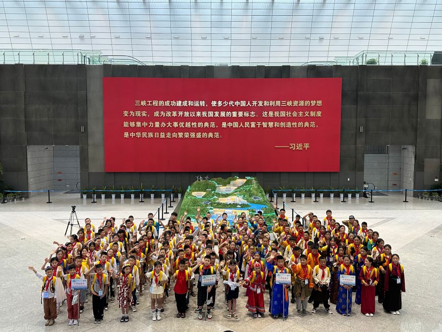 來自新疆、西藏、內蒙古、重慶等地的三峽娃娃在三峽工程博物館合影留念。黃欣拍攝 來自新疆、西藏、內蒙古、重慶等地的三峽娃娃在三峽工程博物館合影留念。黃欣拍攝