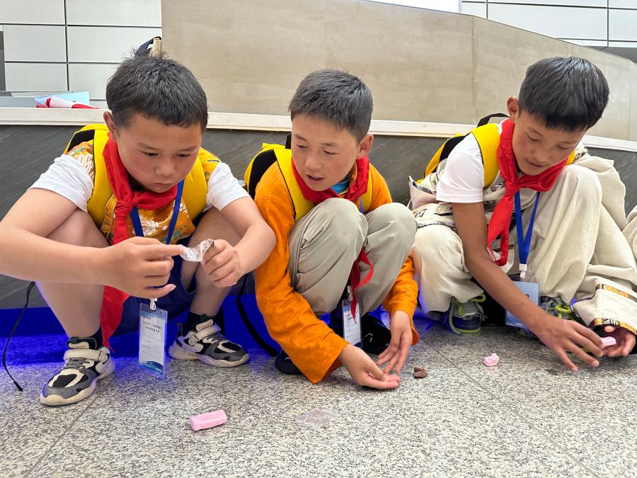 “三峽娃娃”認真地制作“美食”。黃欣拍攝