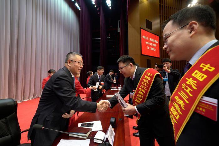 董事長(zhǎng)為杰出員工頒獎(jiǎng) 黃正平 董事長(zhǎng)為杰出員工頒獎(jiǎng) 黃正平